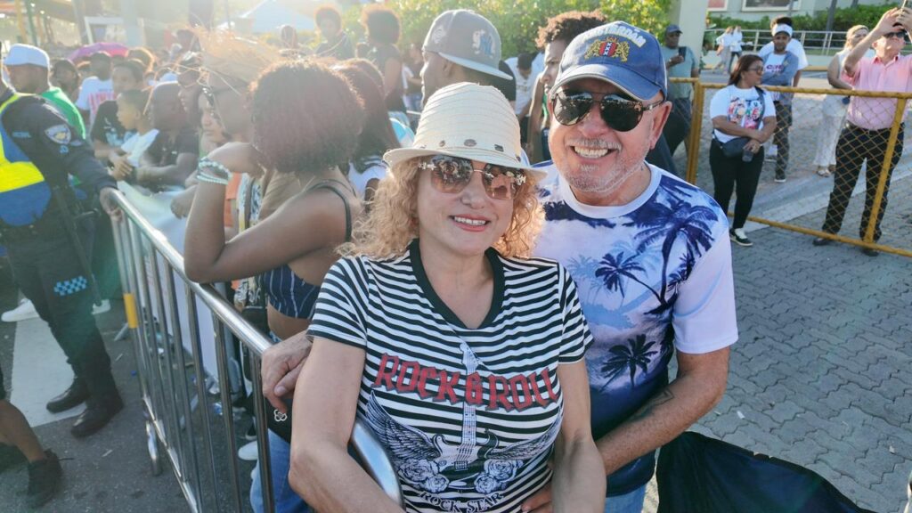 Pareja mexicana vive por primera vez el Carnaval dominicano y apoya a RD en el Clásico Mundial