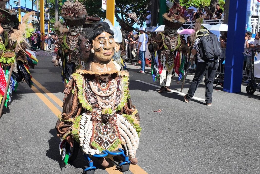 “Las limitaciones están en la mente”: expresa joven que desfiló en silla de ruedas en el Desfile Nacional de Carnaval