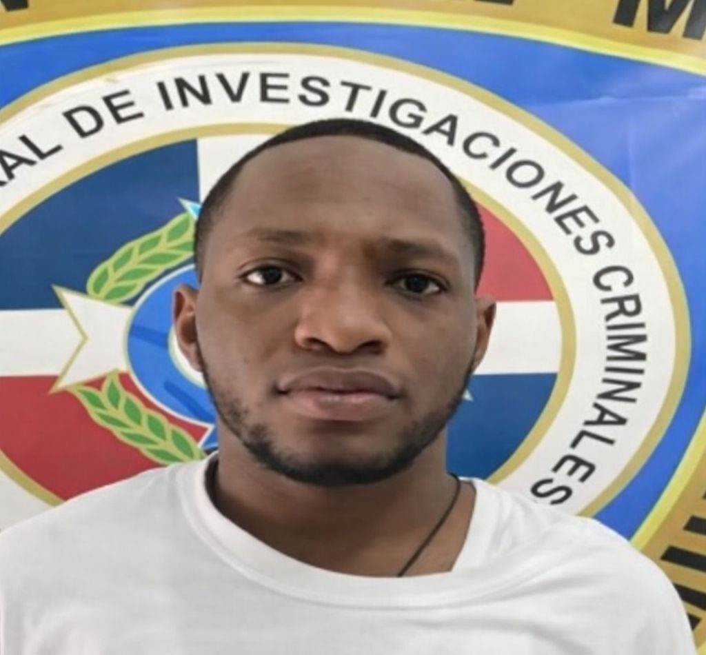 Policía identifica y persigue a hombre acusado de matar a uno y herir a tres personas en Villa Mella