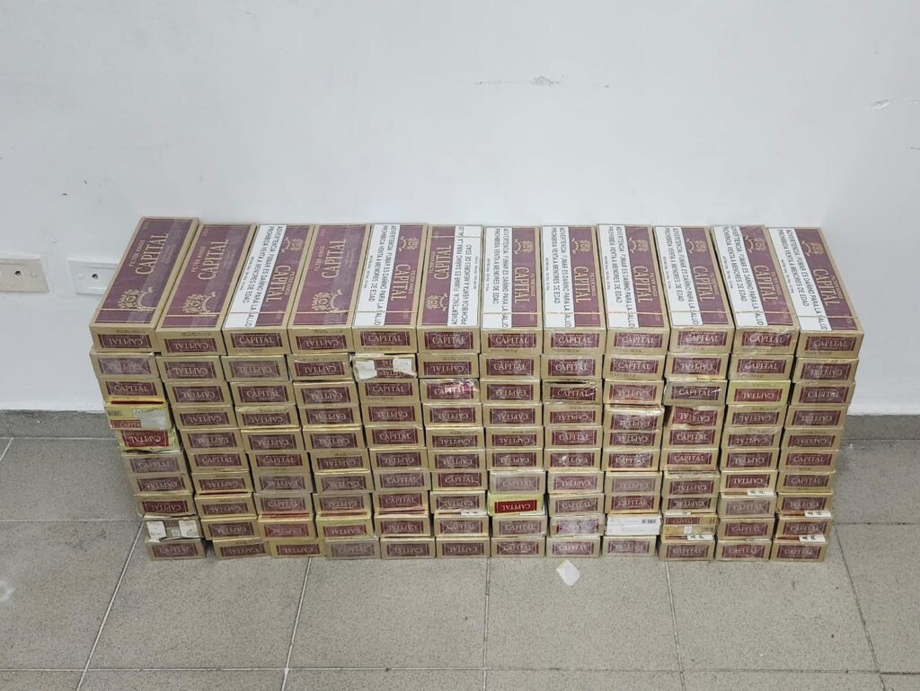 Autoridades ocupan 24,000 cigarrillos ilícitos durante operativo en colmado de SDE