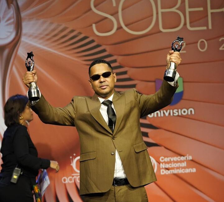 Santiago Matías dedica estatuillas de Premio Soberano 2026 a su abuela fallecida