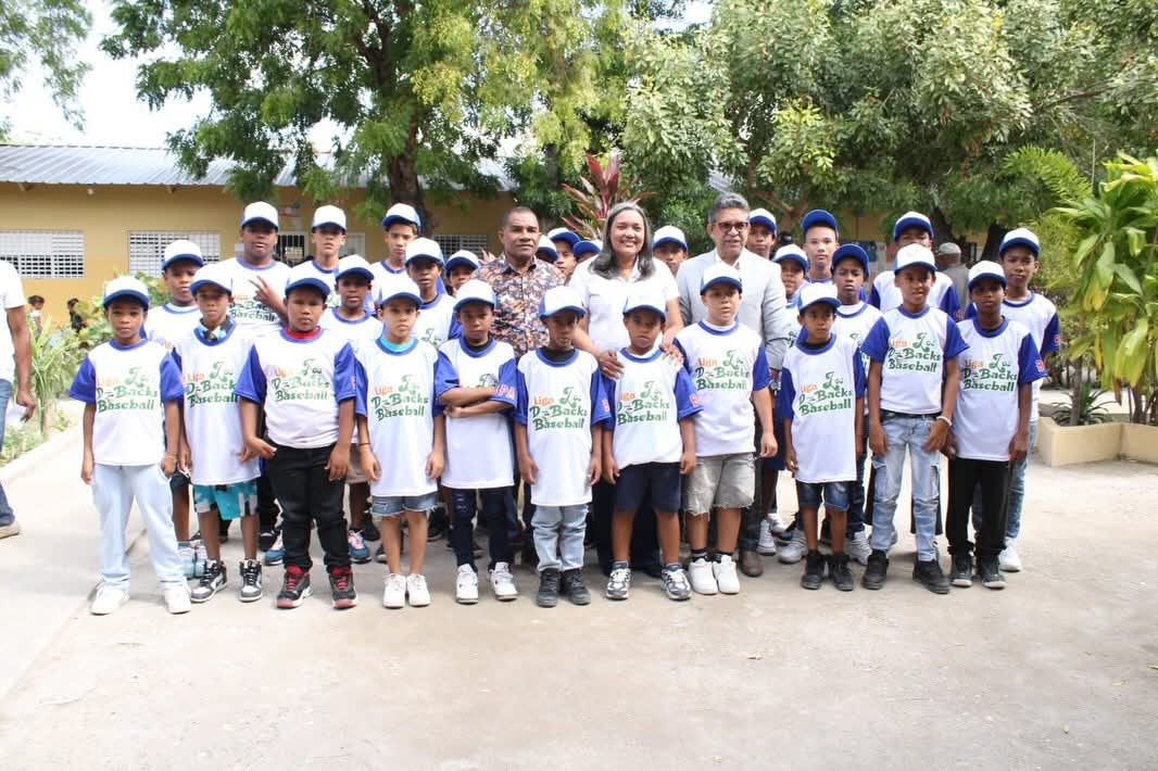 Gobernadora de Azua encabeza operativo comunitario en Pueblo Viejo con servicios gratuitos