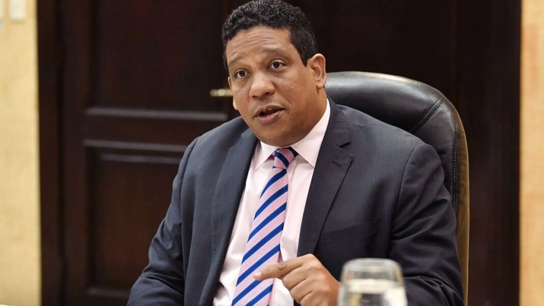 Carlos Pimentel defiende legalidad de licitación del INABIE para gomitas multivitamínicas pese a suspensión