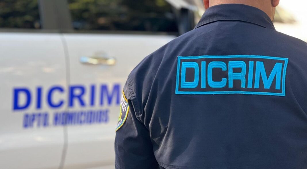 Policía investiga doble muerte y un herido en tiroteo por presunta disputa de drogas en Santiago Oeste; hay dos prófugos