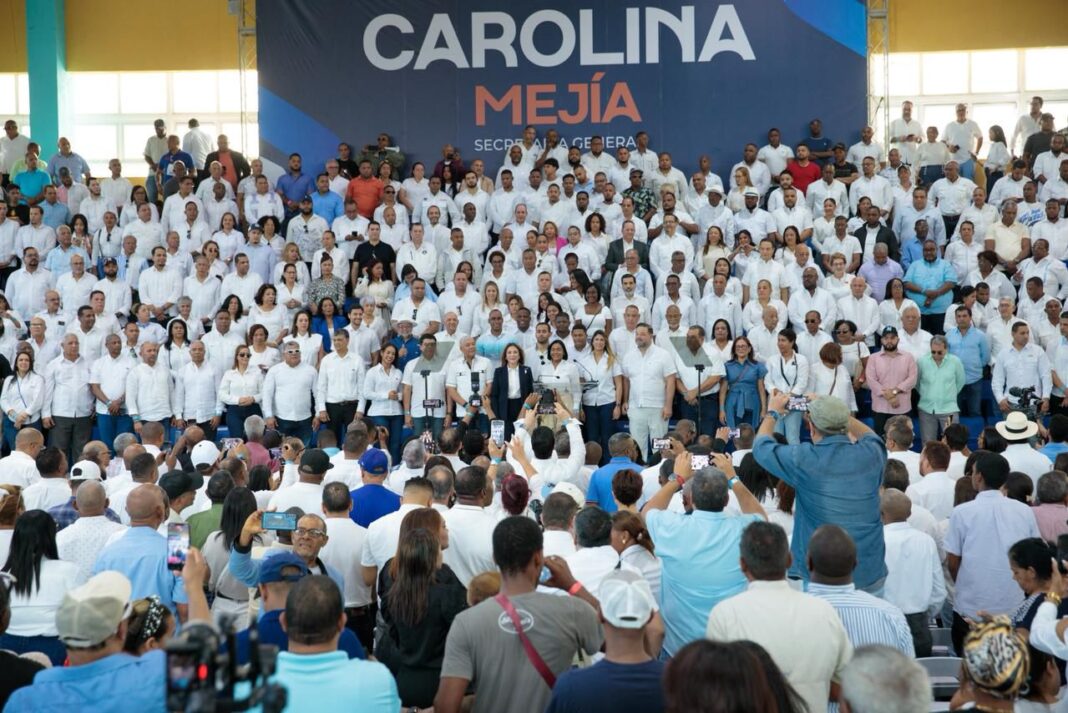 Carolina reafirma fortaleza con masivo acto de apoyo mientras rinde cuentas como secretaria general