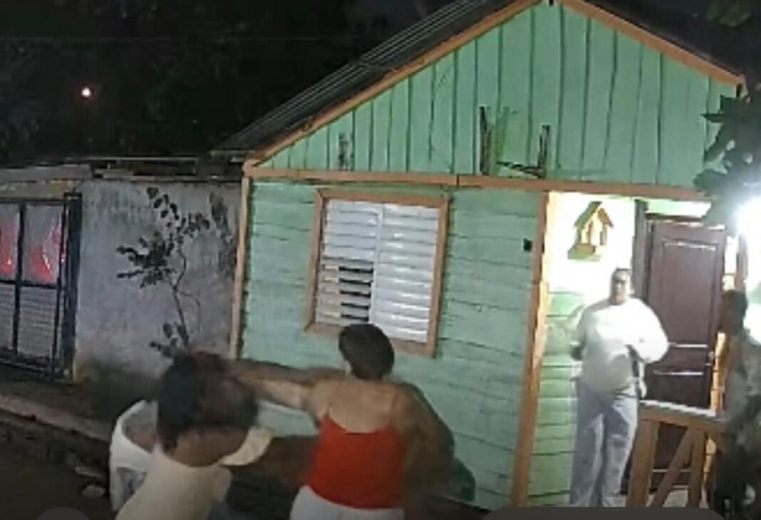 Hombre irrumpe con machete en una vivienda y agrede a mujer frente a tres niños en Santiago