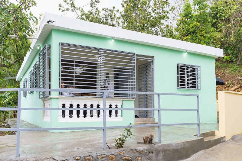 Banco Popular y FACCI entregan vivienda a familia de joven paciente oncológico en Yaguate