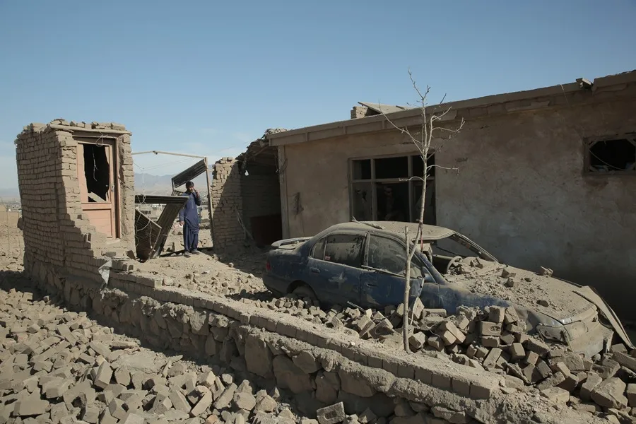 Afganistán bombardea bases militares en Pakistán en un nuevo cruce de ataques fronterizos