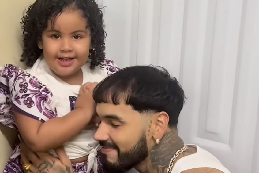Anuel AA sorprende al llegar a RD para el cumpleaños de su hija Cattaleya