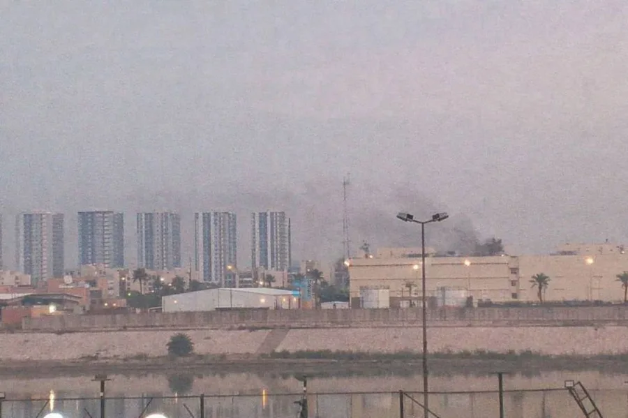 La embajada estadounidense en Bagdad recibe el impacto de un dron que provocó un incendio