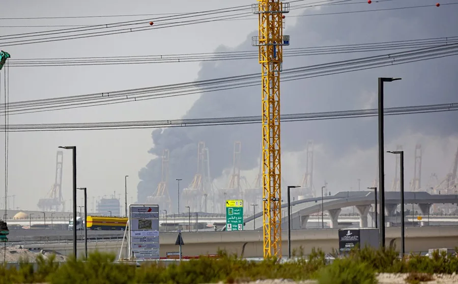Nuevos ataques iraníes alcanzan un edificio en Dubái y tanques de combustible en Baréin