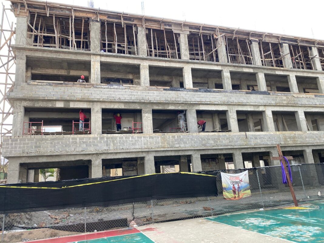 Estudiantes de Cristo Rey deben ser trasladados debido a retraso en construcción de aulas