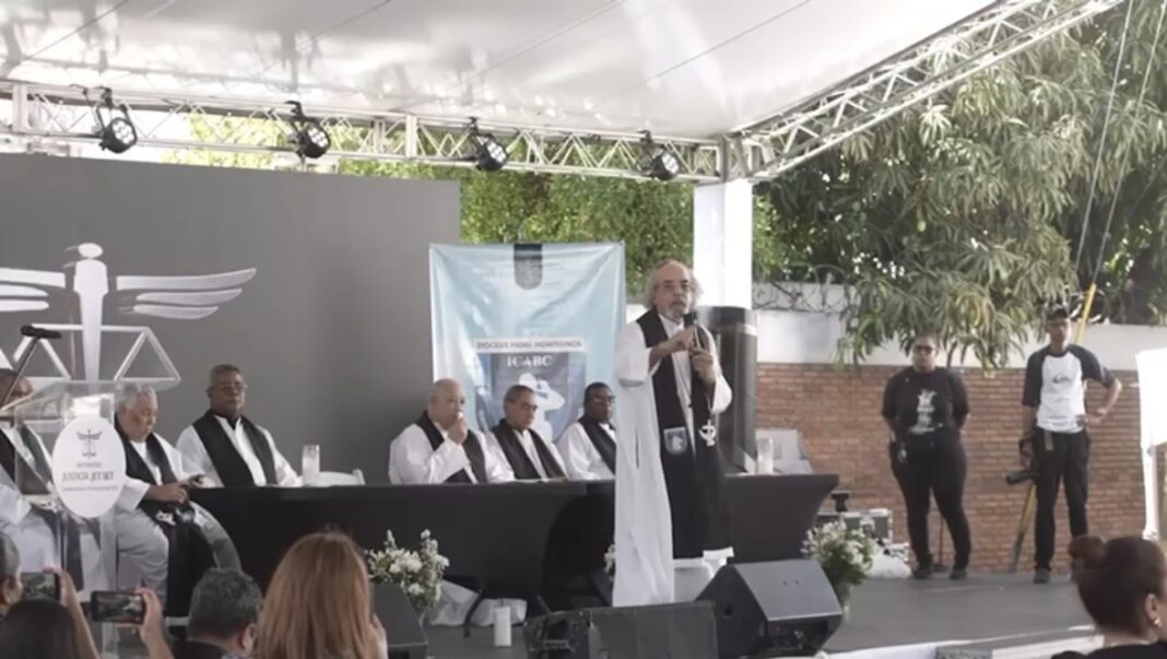 Padre Rogelio Cruz cuestiona cifra oficial de víctimas en misa por aniversario de la tragedia del Jet Set