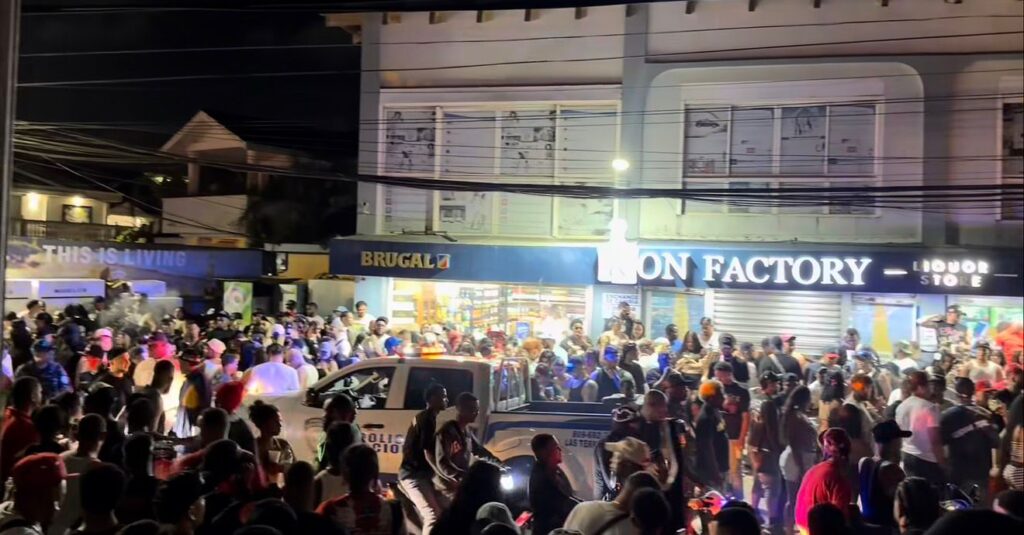 Masiva afluencia de visitantes en Las Terrenas durante la noche de Jueves Santo 2026