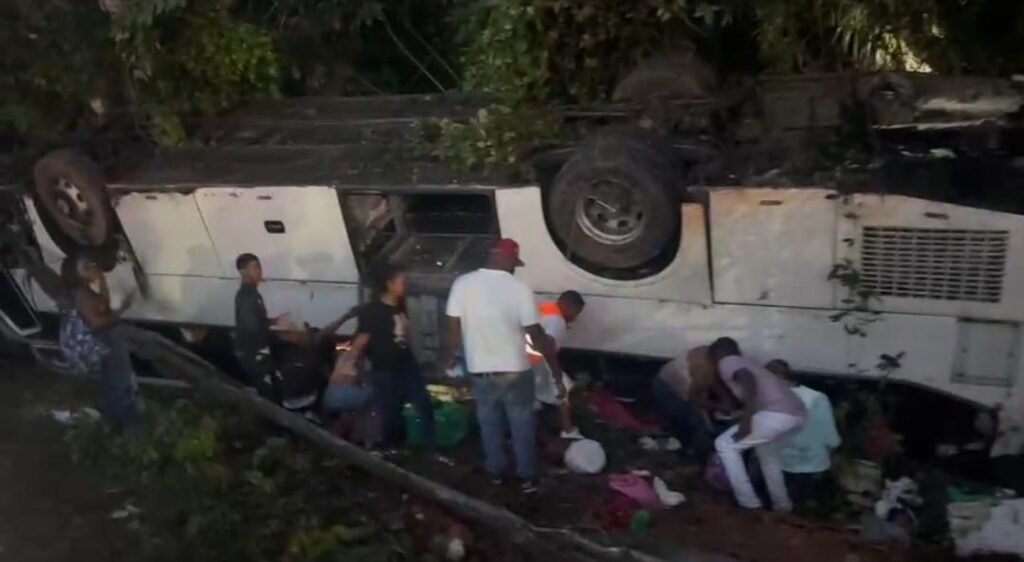 Más de 50 personas involucradas en aparatoso accidente en la Autovía del Nordeste