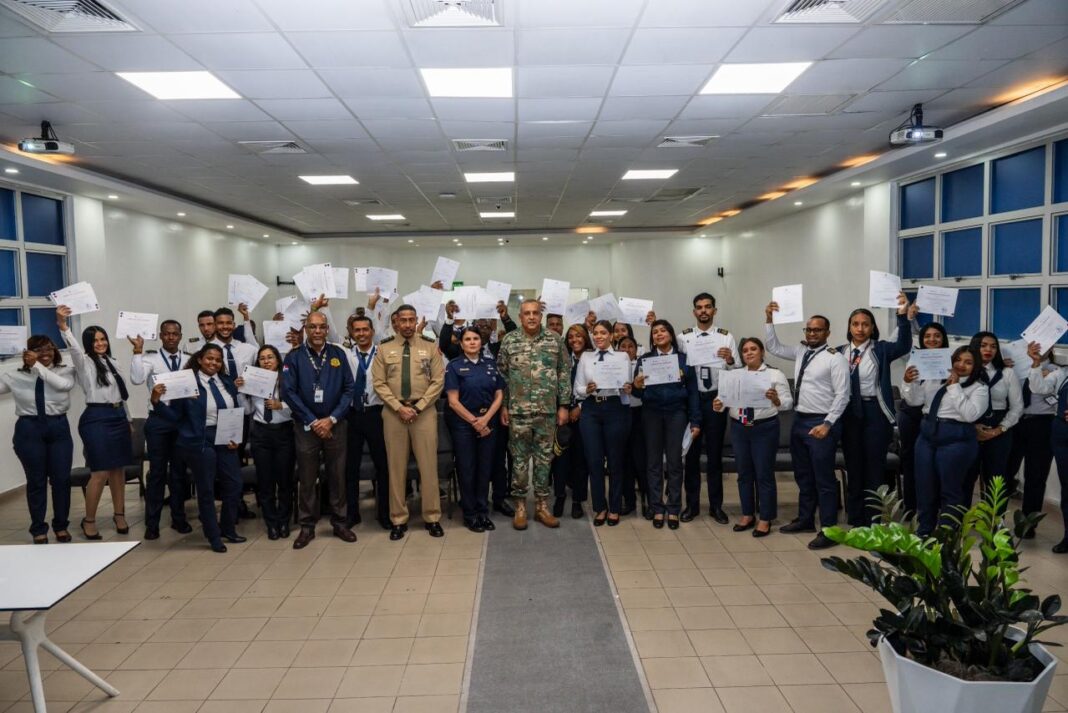 Lee Ballester certifica 37 nuevos inspectores migratorios tras proceso de pasantías en puertos, aeropuertos y puestos fronterizos