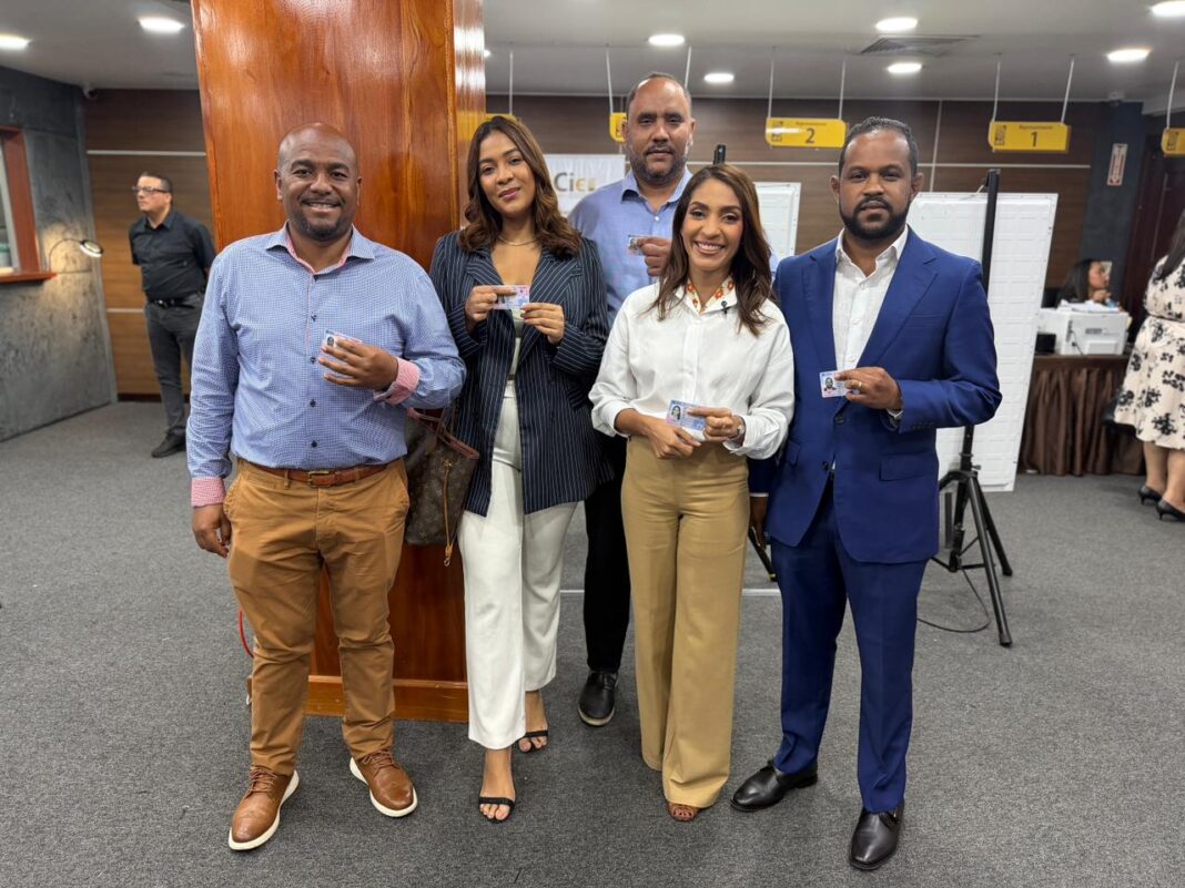 Ejecutivos y periodistas de De Último Minuto obtienen nueva cédula de identidad y electoral
