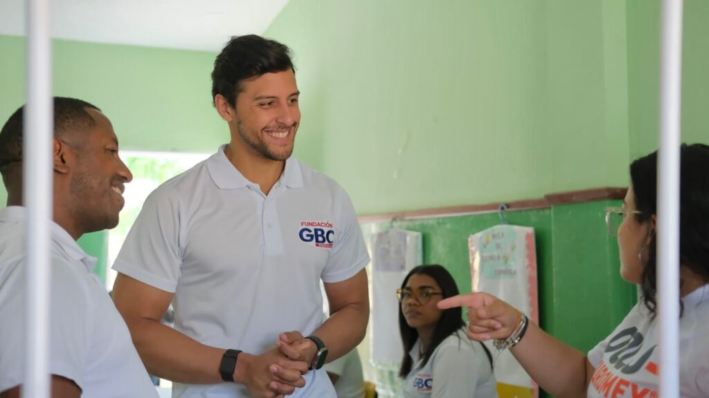 Raymond Rodríguez y Fundación GBC impactan más de 300 familias con operativo médico en Los Peralejos