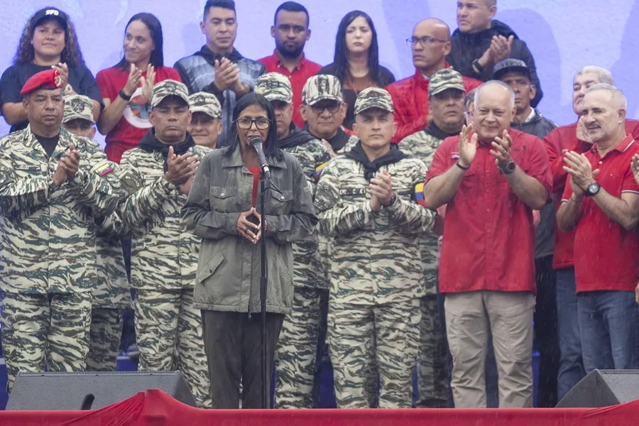 El oficialismo conmemora en una marcha al fallecido Hugo Chávez, 24 años después del golpe de Estado en su contra