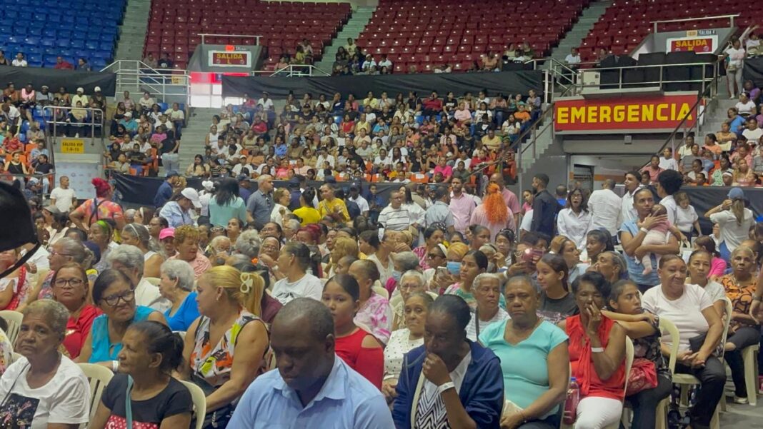 Miles de madres abarrotan la Arena del Cibao en celebración “Madres que Sostienen”