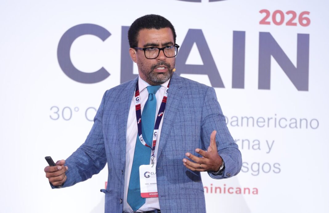 Economista afirma entorno global complejo redefine la gestión de riesgos en la banca