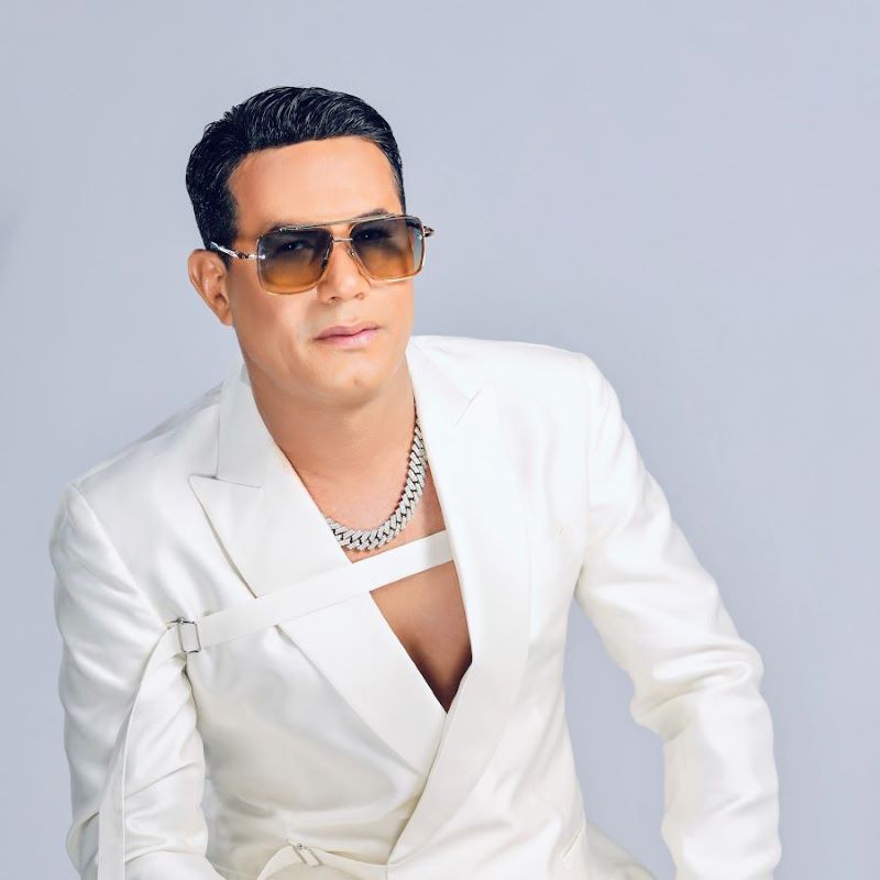 Raulín Rodríguez llega al Parque Central de Santiago con una noche prometida de pura bachata