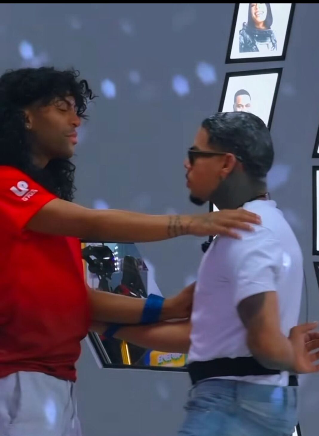 Carlos Montesquieu y Gino ganan como la mejor pareja en dinámica “Esposados”