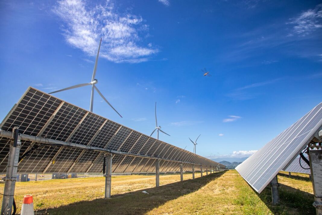 Presidente inaugura central híbrida de energía eólica y solar en Valverde