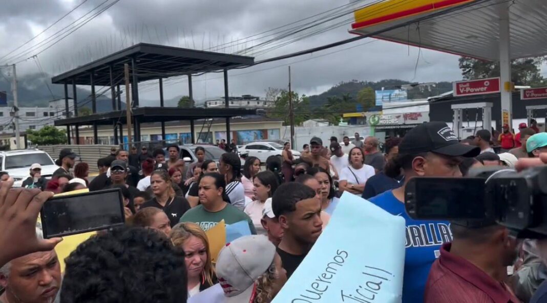 Familiares de “La Boa” protestan frente al destacamento de Jarabacoa exigiendo justicia
