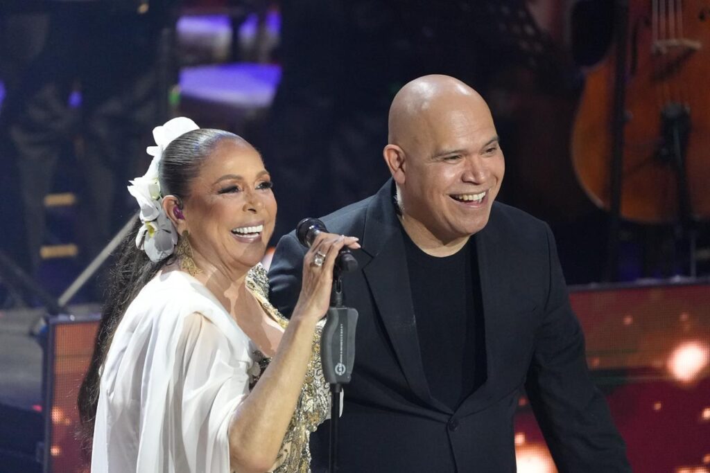 Isabel Pantoja cantó “Así Fue” en bachata junto a Amaury Sánchez y la Filarmónica de SD