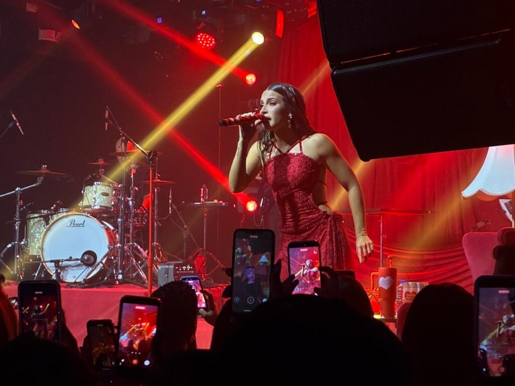 Zhamira Zambrano desata euforia en Hard Rock Café en el inicio de “Curita para el Corazón Tour”