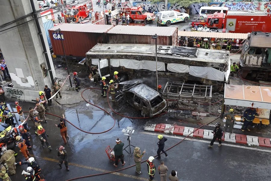 Al menos 8 muertos y 25 heridos tras un choque entre un tren y un autobús que se incendió en Bangkok