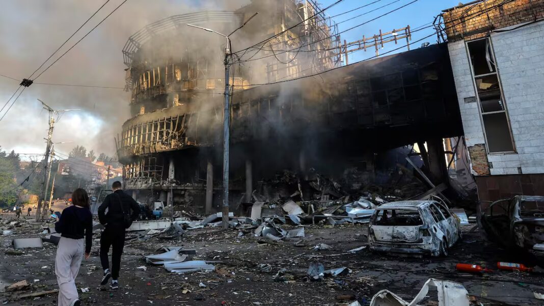 Cuatro muertos y casi cien heridos en un bombardeo ruso a Ucrania con hipersónico Oréshnik