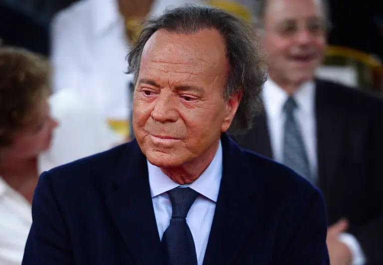 Julio Iglesias demandará a «elDiario.es» tras negarse a retractarse de reportaje en su contra