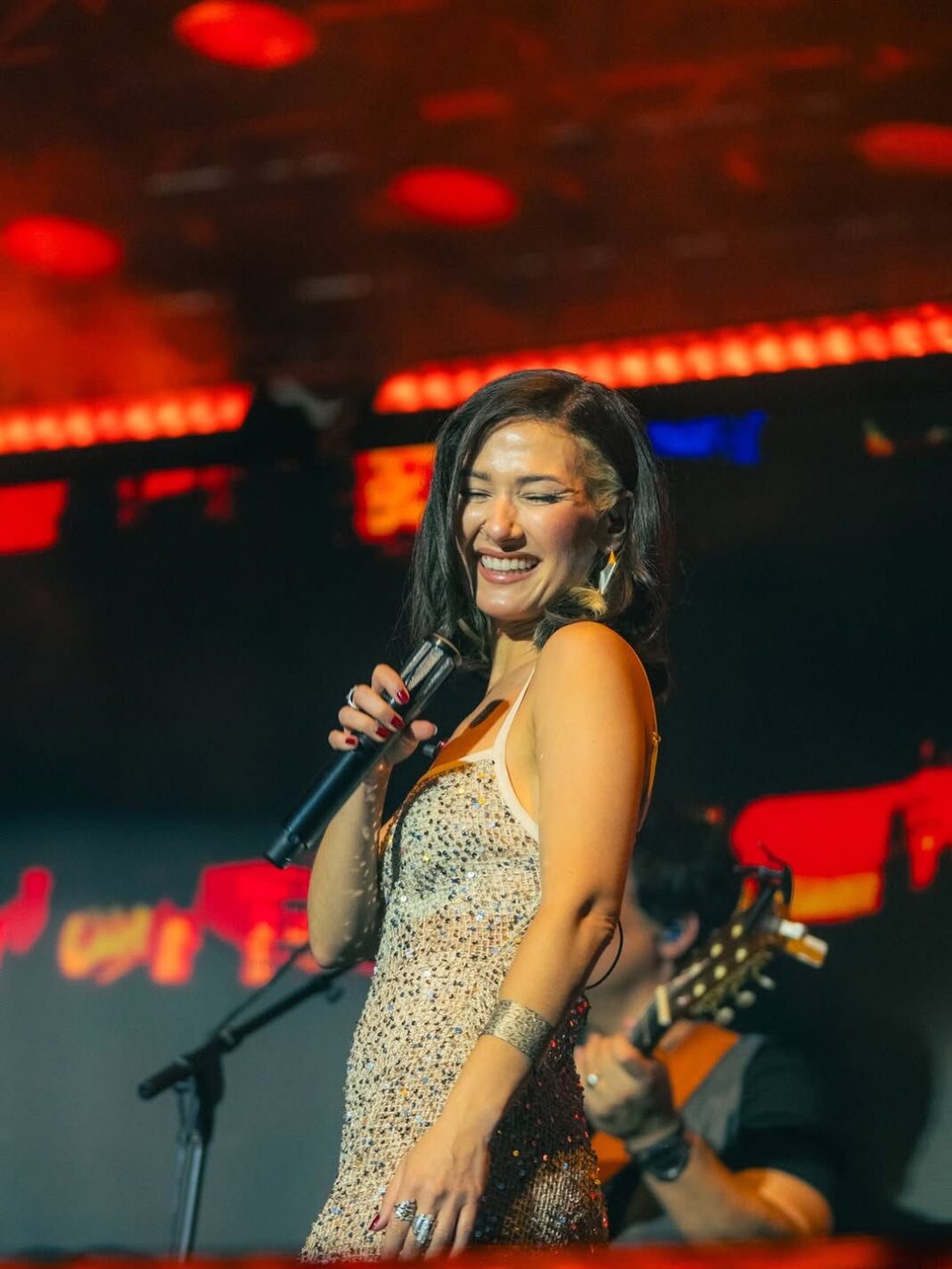 Ella es Nella la cantante venezolana que abrió el concierto de Kany García en RD