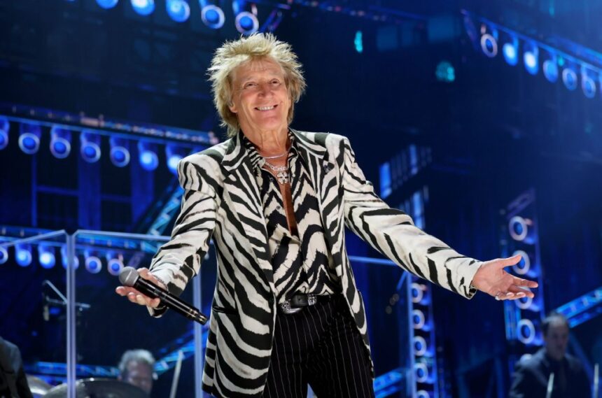 Critican a Rod Stewart por cancelar un concierto por enfermedad y luego ir al Mundial; él responde