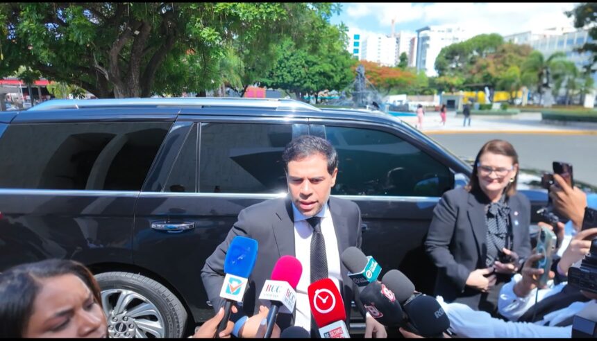 Roberto Ángel asegura “es un momento muy sensible para el arte” tras la muerte de Alex Bueno