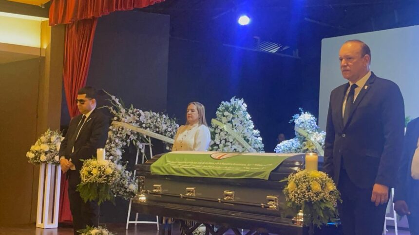 Alcalde de Santiago despide a Alex Bueno: “Vine a despedir a mi amigo”