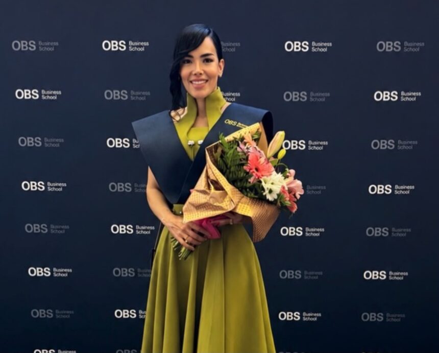 Isaura Taveras celebra logro tras graduarse de la carrera Máster en Dirección de Comunicación