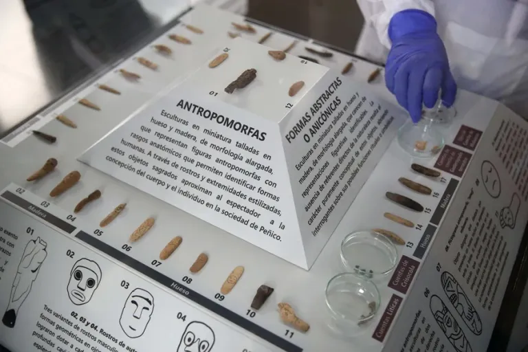 Hallan en Perú 43 figuras milenarias de dioses, animales y humanos de la civilización Caral
