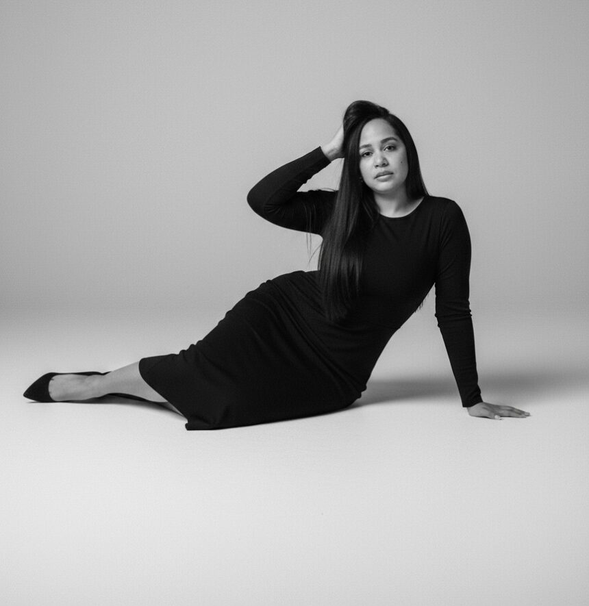 Periodista Laurie Marie Santos avanza a la final de la competencia Next Runway Star 2026; pide la apoyen a través de los votos para ganar
