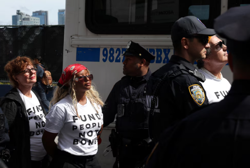 Actrices Susan Sarandon y Hannah Einbinder son detenidas en una protesta contra Netanyahu en Nueva York