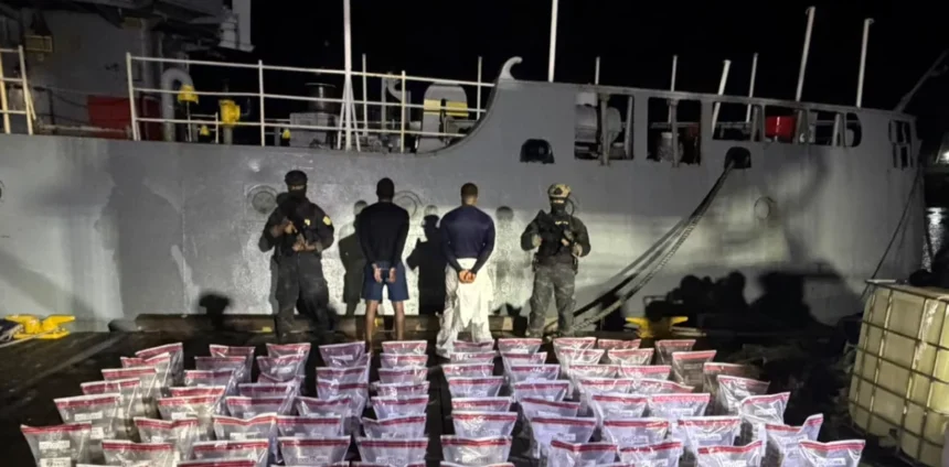 DNCD intercepta narcolancha Baní con 389 paquetes de presunta cocaína