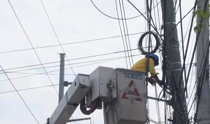 Más de 16,000 electricistas de Florida se preparan para el huracán Isaías en EEUU