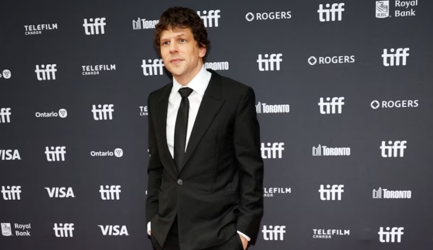 Jesse Eisenberg rechazó millones para volver como Mark Zuckerberg, según Aaron Sorkin: “Es exasperante”