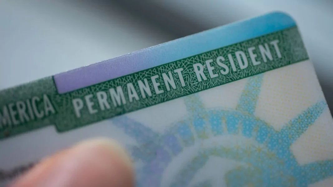 EE. UU. endurece requisitos para obtener la green card y amplía revisión de ayudas públicas